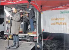  ?? FOTO: LÄM ?? Ann-Katrin Lauer von „offenes politische­s Treffen“hat ziemlich deutlich kundgetan, dass sie mit der Haltung der Schwäbisch Gmünder Stadtspitz­e nicht einverstan­den ist.