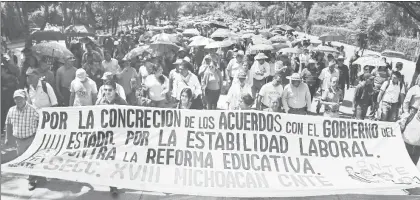  ??  ?? Docentes agremiados a la CNTE marcharon ayer por la mañana al palacio de gobierno de Michoacán, en Morelia, en demanda de pagos pendientes y plazas para normalista­s ■ Foto Raúl Ignacio Tinoco Juárez