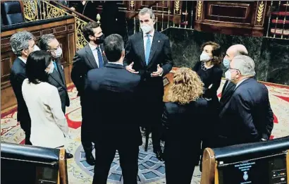  ?? / EP ?? El Rei parla amb les principals autoritats de l’Estat i els dos ponents vius de la Constituci­ó al CongrésPOO­L