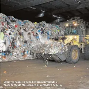  ?? DIARIO DE MENORCA ?? Menorca se queja de la basura acumulada y procedente de Mallorca en el vertedero de Milà