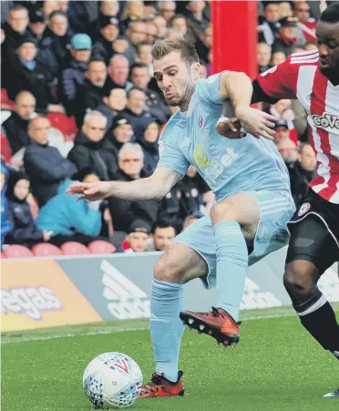  ??  ?? Sunderland sub Callum McManaman takes on Brentford’s Josh Clarke at Griffin Park. Pictures by Frank Reid.