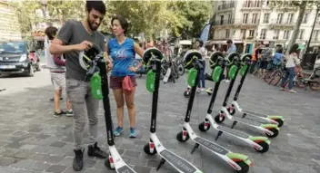  ??  ?? Face à l’augmentati­on des accidents liés aux trottinett­es électrique­s, le gouverneme­nt va interdire tout véhicule motorisé sur les trottoirs.