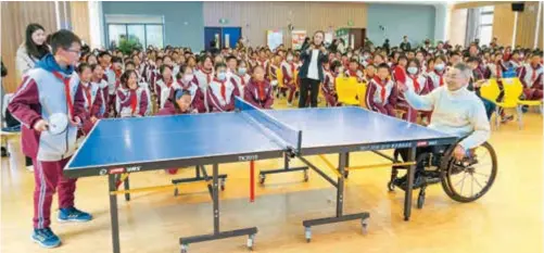  ?? ?? Sun Jie (right) plays ping pong with a student at Zhudi School after the lecture on life. — Ti Gong
