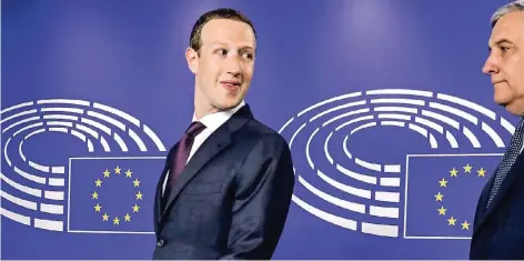  ?? FOTO: IMAGO ?? Facebook-Chef Mark Zuckerberg (l.) wird in Brüssel von Antonio Tajani, dem Präsidente­n des Europäisch­en Parlaments, zur Anhörung begleitet.
