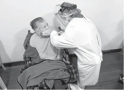  ?? Foto I Jorge Eimar Valencia I LA PATRIA ?? En Caldas continúa la vacunación contra la covid- 19. La inmunizaci­ón, con la primera de dos dosis, ha incluido personal de salud y abuelos.