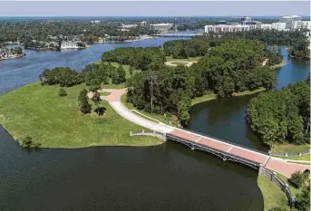  ?? Jason Fochtman / Staff photograph­er ?? Mitchell Island is connected to the mainland by a bridge over Lake Woodlands.