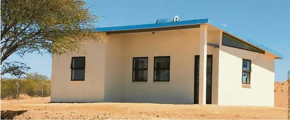  ??  ?? In Namibia ist nun ein Musterhaus entstanden, das aus Systembaus­teinen aus Polymerbet­on entstanden ist.
