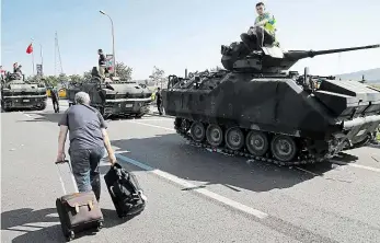  ?? Foto: Reuters ?? Ráno bylo po všem Policista sedí na věži obrněného vozidla v Istanbulu. Pokus o převrat skončil během několika hodin, v sobotu už měla policie Istanbul i Ankaru pod kontrolou.