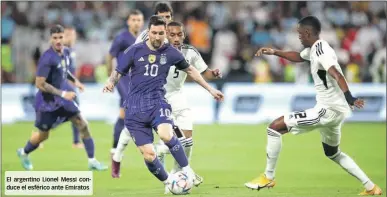  ?? ?? El argentino Lionel Messi conduce el esférico ante Emiratos