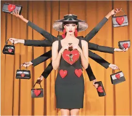  ?? ?? LA CASA Moschino eligió ahora el rojo combinado con negro