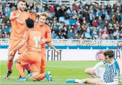  ?? FOTO: EFE ?? El Chory Castro celera su gol en Anoeta El exjugador de la Real Sociedad no perdonó a los de Eusebio, que no levantan cabeza