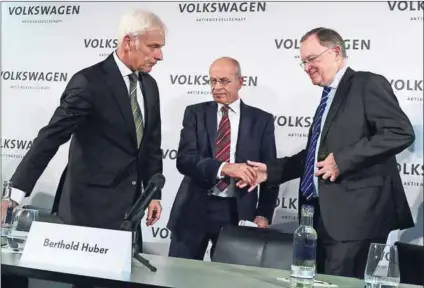  ?? Photo: John MacDougall/AFP ?? Damage control: New captain Matthias Müller (left) is forging on with changes to VW, backed by interim chair Berthold Huber (centre) and German politician shareholde­r Stephan Weil.