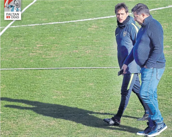  ?? Fotobaires ?? Barros Schelotto y Angelici, en horas intensas; el presidente visitó al plantel y fue duro: “No me va a temblar el pulso para echar a quienes no cambien la actitud”