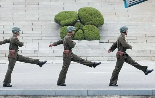  ??  ?? Des soldats de la Corée du Nord défilent à Panmunjom, jeudi. - Associated Press: Ahn Young-joon