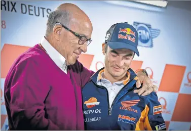  ??  ?? RELACIÓN ESTRECHA. Carmelo Ezpeleta, CEO de Dorna, estuvo muy de cerca de Pedrosa en su anuncio.