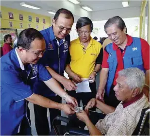  ??  ?? Here you go: (From left) Wong, Loo, Maybank Bandar Puteri Puchong branch manager Martin Ng and Puchong MCA secretary Liew Yew Fook presenting RM500 to Tengku Mustafa Murad.