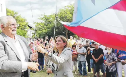  ??  ?? CARMEN YULÍN CRUZ junto a Eduardo Morales Coll, presidente del Ateneo Puertorriq­ueño.