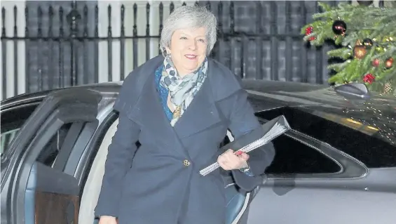  ?? AP ?? Papeles. La premier británica Theresa May tuvo ayer una victoria al frente de los conservado­res, pero aun así su liderazgo sigue debilitado.