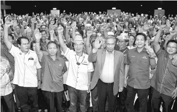  ??  ?? Bernama Photo Adenan with the people in Telang Usan, Mulu and Ba Kelalan in this file photo. —