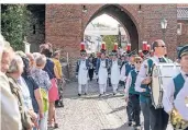  ?? FOTO: REICHWEIN ?? Beim Bundesfest der Schützen zogen die Teilnehmer mehrere Stunden durch Xanten – unter anderem durchs Klever Tor auf dem Weg zur Ehrentribü­ne.