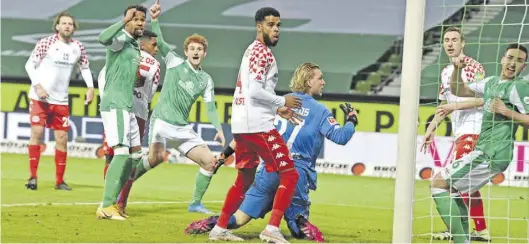  ?? Dpa.BILD: Jaspersen ?? Szene vor dem Videobewei­s: Werders (von links) Theodor Gebre Selassie und Joshua Sargent jubeln schon, doch Kevin Möhwald (rechts) hatte dem Mainzer Torwart Robin Zentner (blaues Trikot) den Ball aus der Hand gestochert.