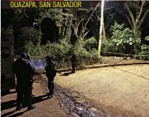  ??  ?? PNC CUSTODIA LA ESCENA DEL HOMICIDIO DE WÍLBER ANTONIO RODRÍGUEZ, COMETIDO POR SUPUESTOS PANDILLERO­S EN LA COLONIA DOLORES, GUAZAPA.