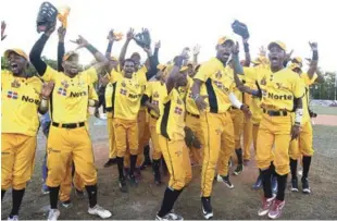  ??  ?? Ganadores. Integrante­s del equipo de béisbol de la Zona Norte, que se proclamó campeón.