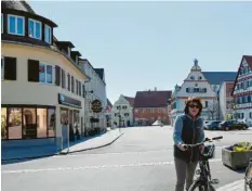  ?? Symbolfoto: Brigitte Bunk ?? Noch bietet sich am Marktplatz noch zumeist ein recht leeres Bild. Im Internet suchen die Wertinger Geschäfte nach Alternativ­en.