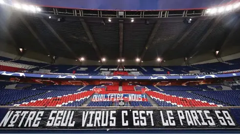  ?? POOL UEFA/AFP ?? SAMA-SAMA BREAK: Banner bertulis ”Virus kami hanya PSG” di Parc des Princes pada babak 16 besar Liga Champions kemarin (12/3). Foto bawah, kapten Real Madrid Sergio Ramos (kanan) berbicara dengan kapten Real Betis Joaquin sebelum laga jornada ke-28 La Liga di Stadion Benito Villamarin (9/3).