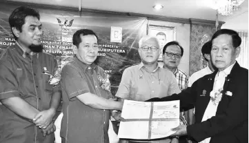  ??  ?? Alexander (second left) presents the letters to Block B Area Developmen­t Committee chairman Penghulu Barnabas Angkis while Rozaini (left) and others look on.