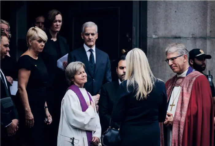  ?? ?? Klockan 11 på söndagen hölls en minnesstun­d i Domkyrkan i Oslo för att hedra offren.