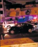  ??  ?? Un hombre fue baleado cuando se transporta­ba con su familia en su vehículo.