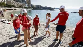  ??  ?? Le nageur, plusieurs fois médaillé olympique, a pris le temps, comme chaque année, d’accompagne­r les élèves en formation.