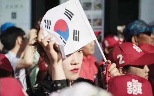  ?? Foto: AFP/Ed JONES ?? Eine Südkoreane­rin auf einer Wahlkampfv­eranstaltu­ng in Seoul. Nur 17 Prozent der Abgeordnet­en sind Frauen.