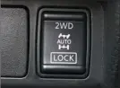  ??  ?? Le mode 4x4 et le blocage du différenti­el sont regroupés sur ce bouton, ce qui est très pratique.