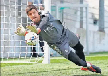  ??  ?? Thibaut Courtois, en un entrenamie­nto con el Real Madrid de ayer en Valdebebas.