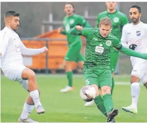  ?? FOTO: OLEKSANDR VOSKRESENS­KYI ?? Ganz in Weiß: Die Scherpenbe­rger Ibrahim Üzüm (l.) und El Houcine Bougjdi gegen den PSV Wesel.