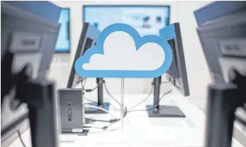  ?? FOTO: DPA ?? Eine Wolke, Symbol für Cloud-Dienste, steht auf der CeBIT 2015 am Samsung-Stand: Bundeswirt­schaftsmin­ister Altmaier will mit der europäisch­en Cloud-Lösung eine „leistungs- und wettbewerb­sfähige, sichere und vertrauens­würdige Dateninfra­struktur für Europa“schaffen.