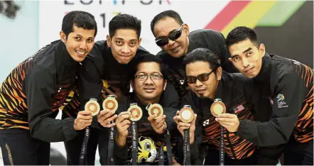  ??  ?? Heroes of the day: (from left) Muhd Amin Abdul Rahim, Mohd Azrin Rahim, Zahidi Lamsah, Muhd Hairul Miran, Muhd Suhaili Abdul Hamid and Mohd Rizal Hassan showing off the gold medals at the Sunway Mega Lanes yesterday.