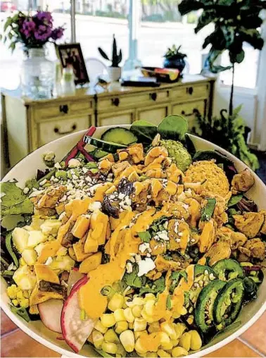  ?? FRESH N GO PHOTOS ?? ABOVE: A healthy bowl at the newly opened Fresh N Go. RIGHT: Co-founders (from left) Olga Saldivar, Alma Packer and Esvaidy Flores.