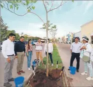  ?? ?? El gobernador Mauricio Vila Dosal y Olga Díaz Ordaz Terrones, de la Fundación Chalchi (ambos a la derecha), luego de la siembra del árbol número un millón del plan de reforestac­ión del gobierno estatal