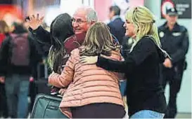  ??  ?? Abrazos. Ledezma se encuentra con su familia en el aeropuerto de Madrid.