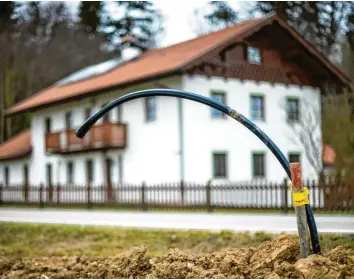  ?? Fotos: Sina Schuldt, dpa ?? Halsbach ist ländliches Gebiet. Der Ort besteht aus 67 Weilern mit meist nur ein paar Häusern. Die Wege sind weit. Der Breitbanda­usbau wäre sehr teuer geworden. Die Gemeinde ist daher selbst aktiv geworden – mit Erfolg.