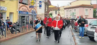  ??  ?? Leucortège­utraverseu­leuvillage