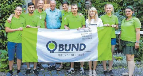  ?? FOTO: BUND ?? BUND- Geschäftsf­ührer Ulfried Miller ( Vierter von links) freut sich über das Engagement der acht jungen Leute.