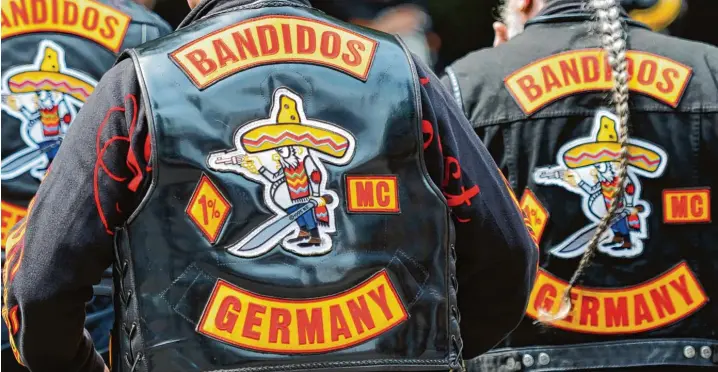  ?? Archivfoto: Marius Becker, dpa ?? Der mexikanisc­he Bandit mit Machete und Pistole ist Markenzeic­hen der „Bandidos“. Der Rockerklub steht im Mittelpunk­t des Prozesses gegen sechs Beamte des Landeskrim­inalamtes in Nürnberg.