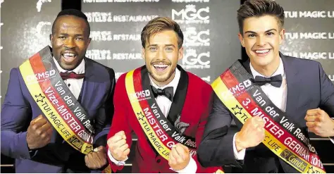  ?? DPA-BILD: GOHLKE ?? Geschafft! Der Leipziger Stylist Sasha Sasse (Mitte) ist zu Mister Germany 2019 gewählt worden. Auf Platz zwei kam Soabre Ouattara (links) aus Lübeck, auf Platz drei Alexander Speiser (rechts) aus Karlsruhe.