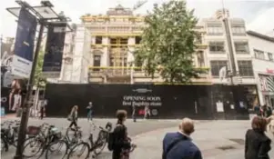  ??  ?? FOTO'S PATRICK DE ROO Tegenover de Stadsfeest­zaal opent H&M haar flagshipst­ore, “zoals er al zijn in Londen en Parijs”. Centraal op de Meir opent Monki.