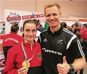  ?? FOTO: TG NETTETAL ?? Madeline Folgmann und ihr Trainer Björn Pistel freuen sich über die Goldmedail­le.