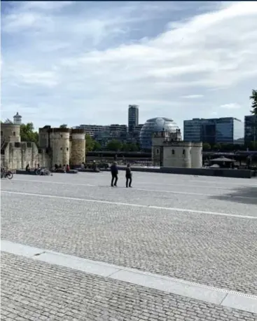  ?? FOTO RR ?? David voorbije zondag aan de Tower in Londen: “Dit plein staat normaal altijd vol mensen. Hier zie je hoe leeg de stad nu is.”